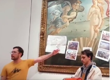 Firenze, blitz degli attivisti di Ultima Generazione agli Uffizi