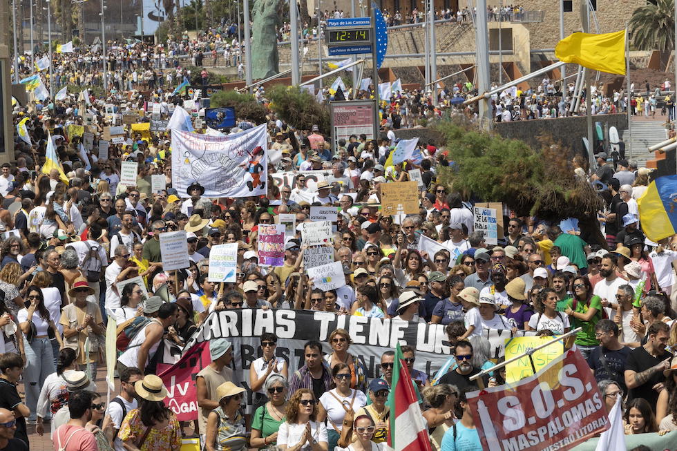 “Canarias tiene un límite”, proteste in piazza contro l’overtourism sulle isole spagnole